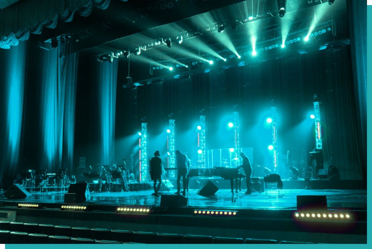 Große Indoor Bühne mit Band und Technik mieten in Wien
